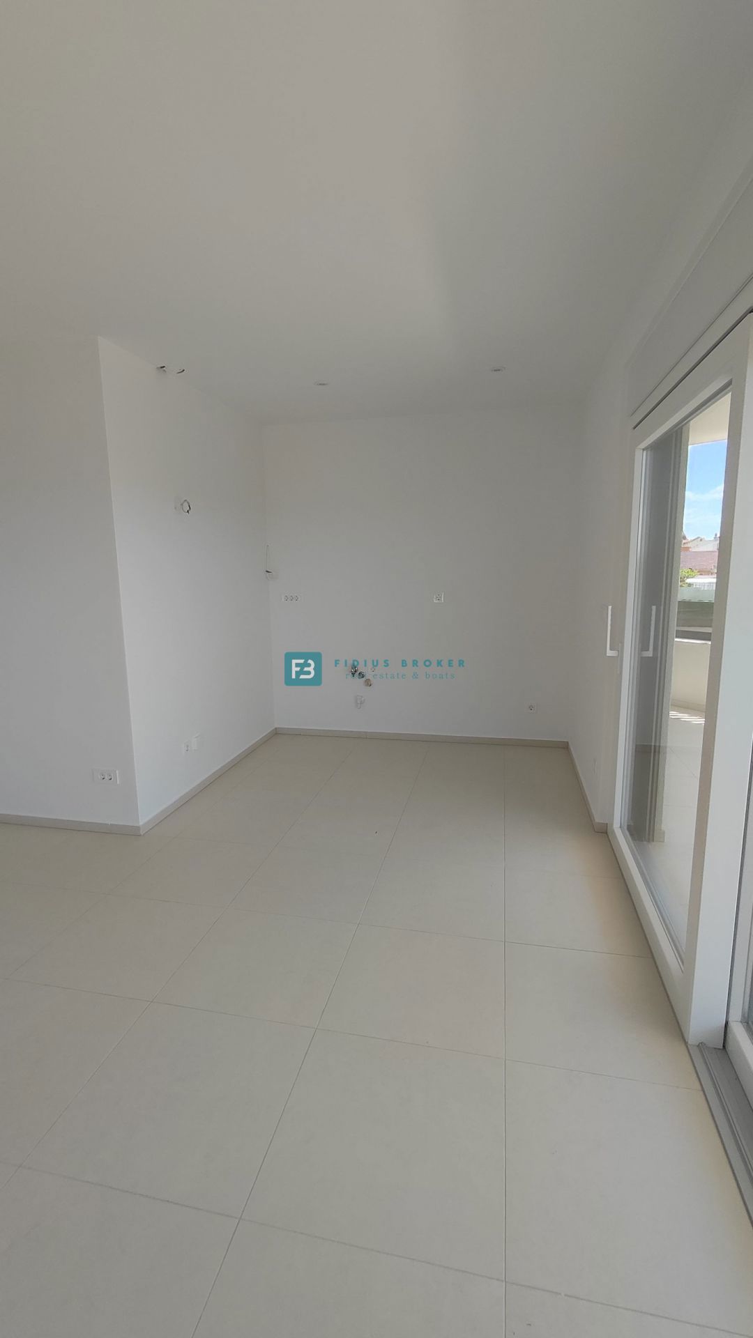 VODICE, novogradnja, moderno stanovanje, 1. nadstropje, 400 m od plaže