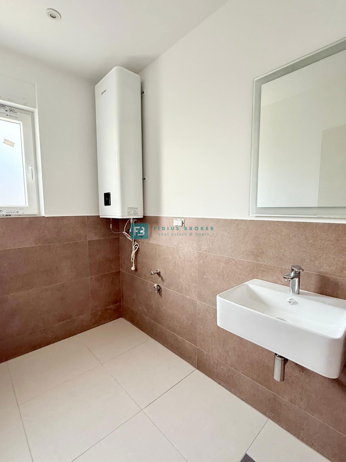 VODICE, novogradnja, moderno stanovanje, 1. nadstropje, 400 m od plaže