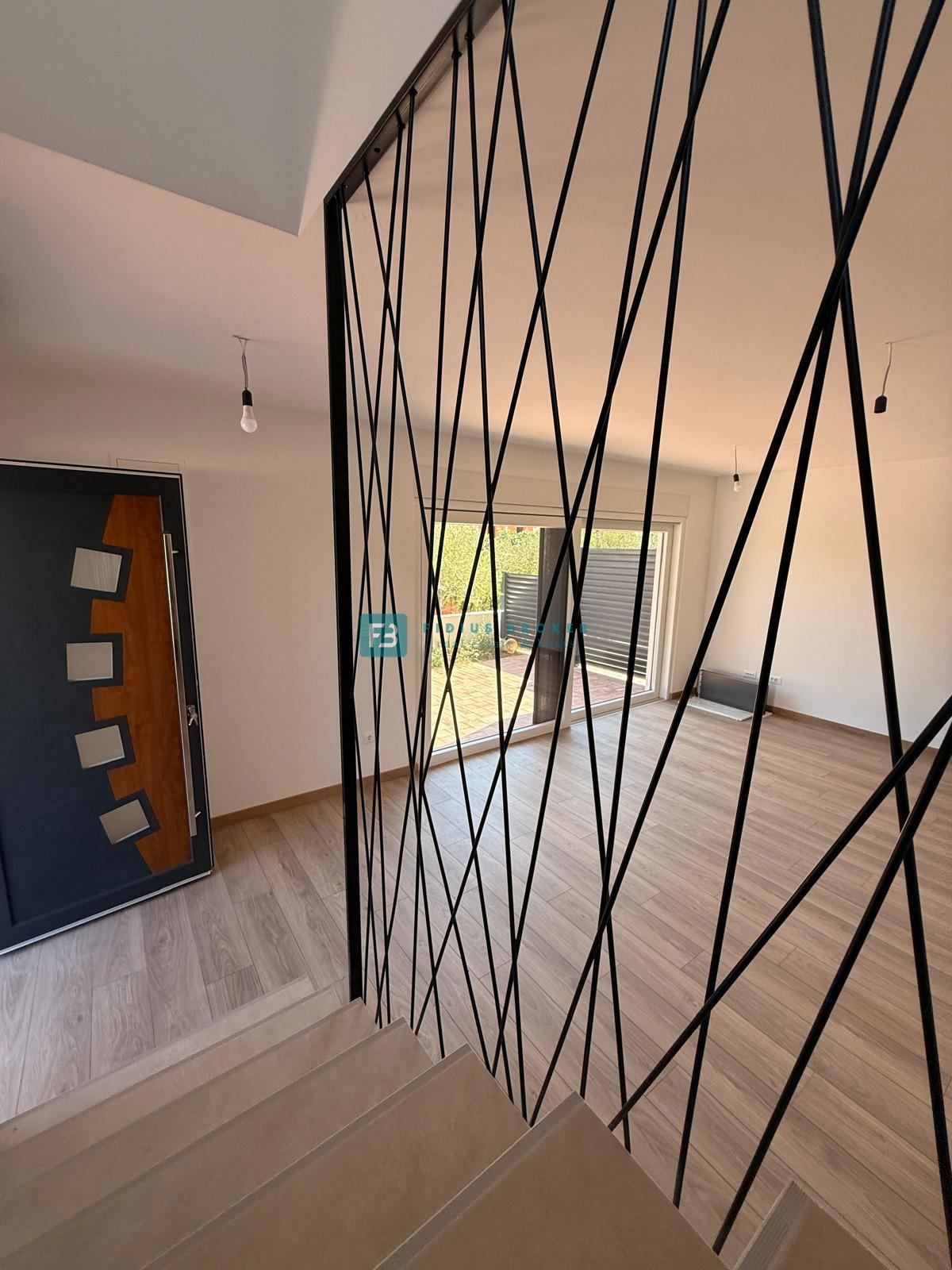 VODICE, novogradnja, 200 m do plaže, dvoetažni apartma, terasa