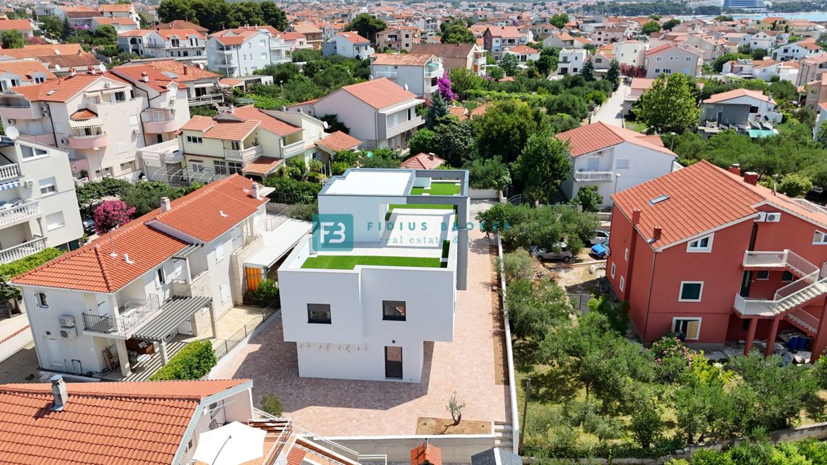 VODICE, novogradnja, 200 m do plaže, dvoetažni apartma, terasa
