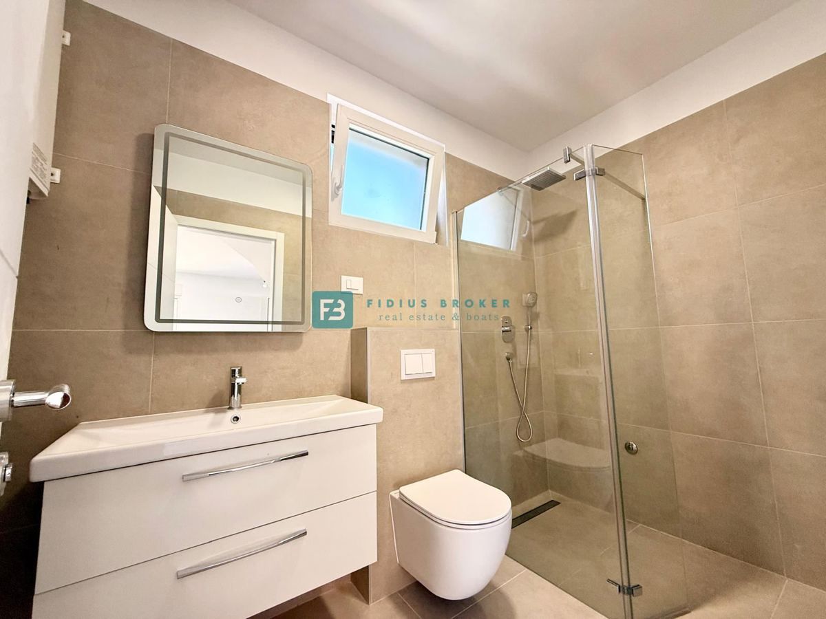 VODICE, novogradnja, 200 m do plaže, dvoetažni apartma, terasa