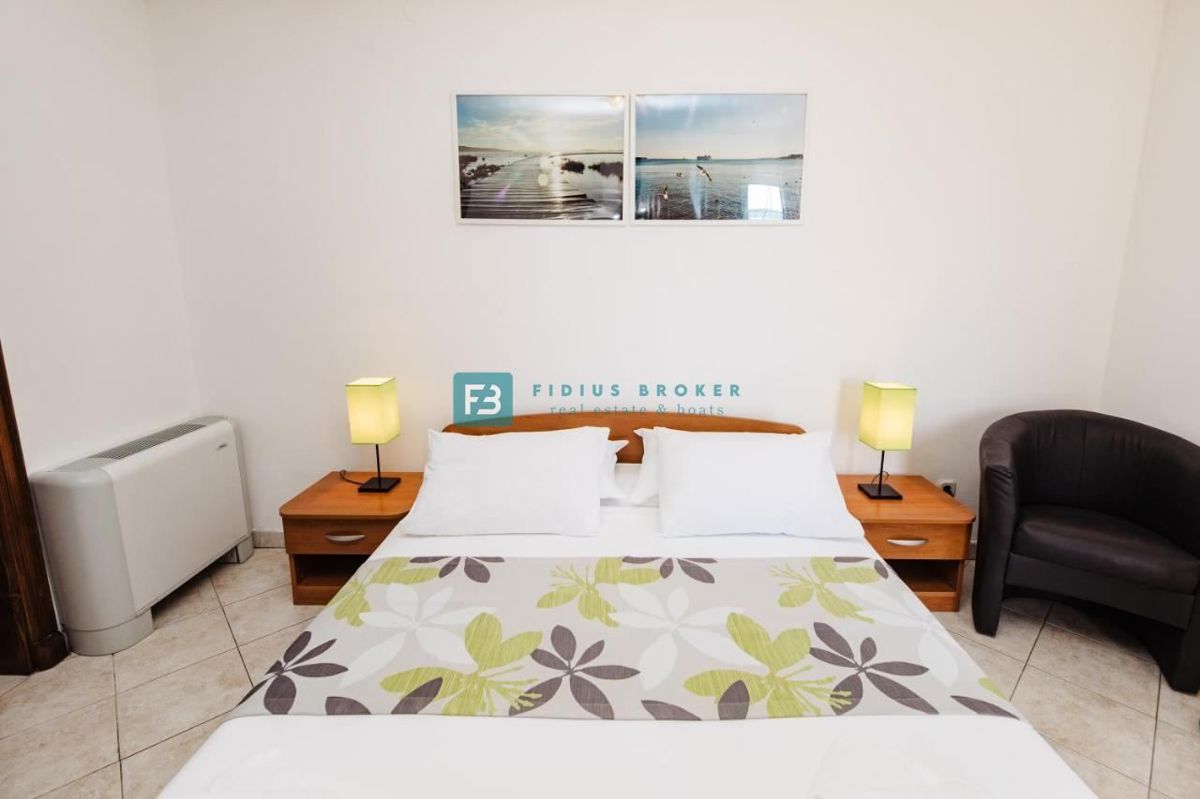 TRIBUNJ, uveljavljen mini hotel, cafe bar, vrhunska lokacija