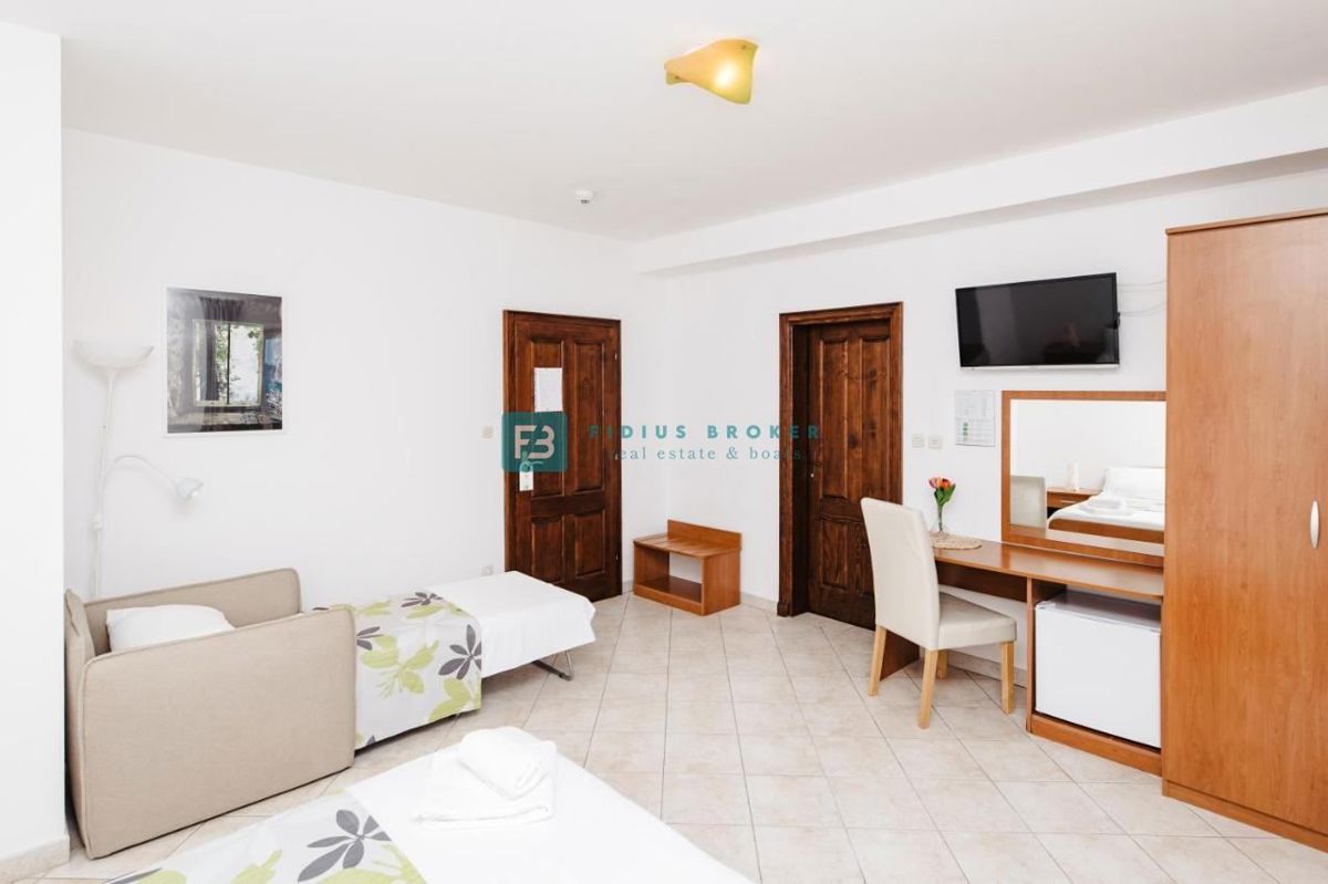 TRIBUNJ, uveljavljen mini hotel, cafe bar, vrhunska lokacija