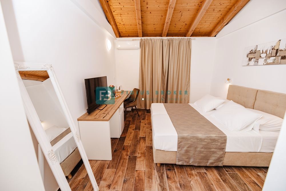 TRIBUNJ, uveljavljen mini hotel, cafe bar, vrhunska lokacija