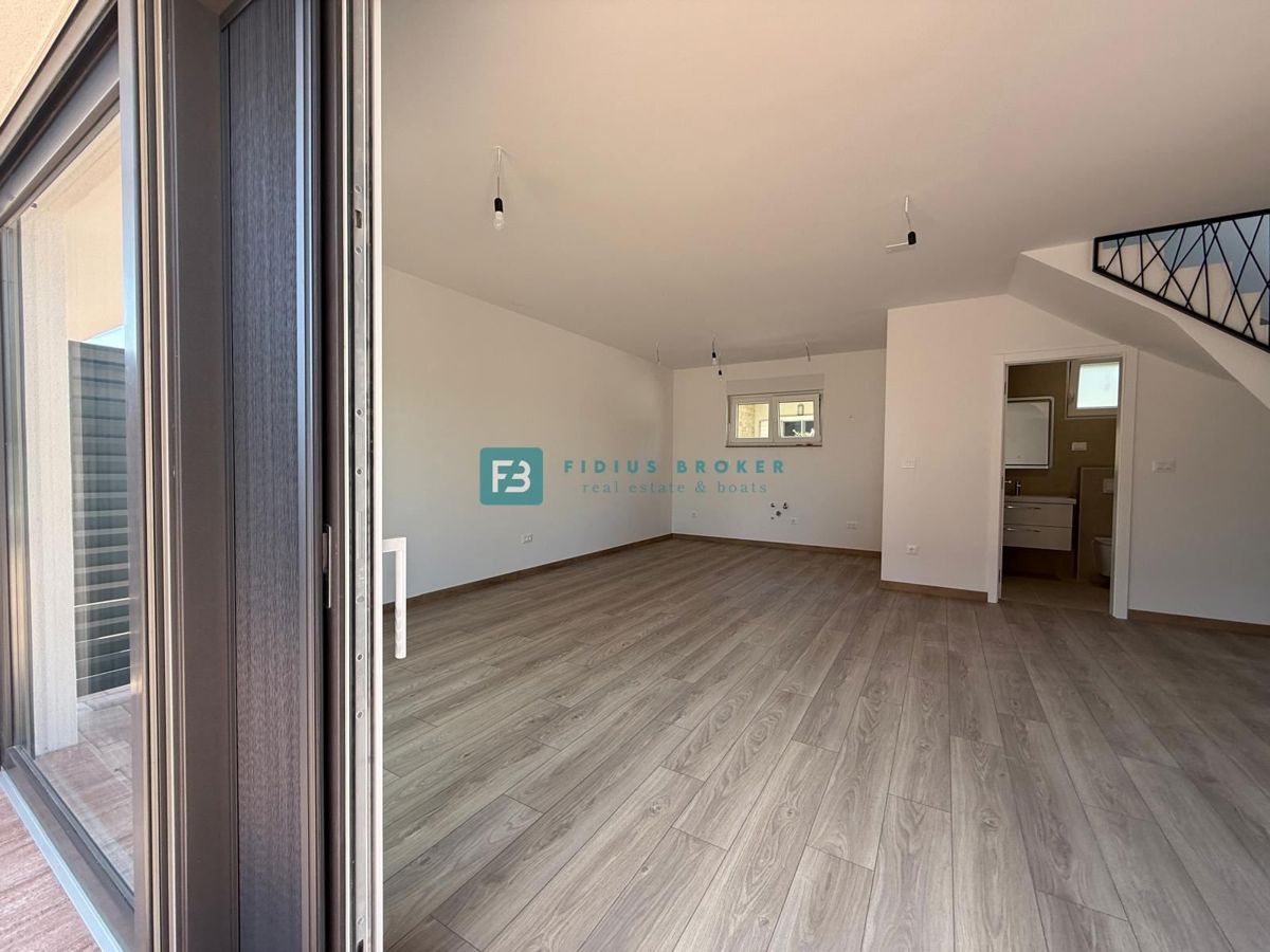 VODICE, novogradnja, 200 m do plaže, dvoetažni apartma, terasa