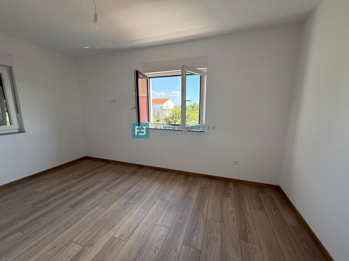 VODICE, novogradnja, 200 m do plaže, dvoetažni apartma, terasa