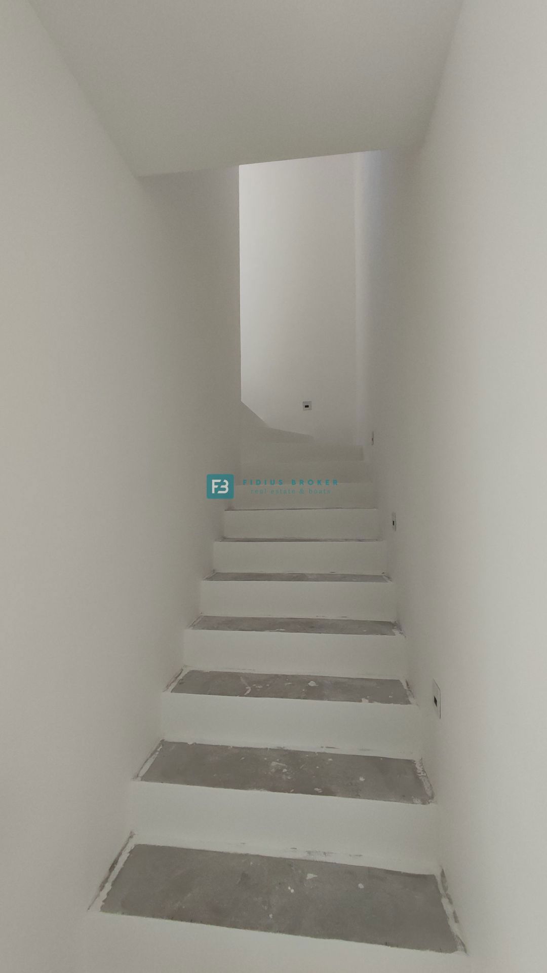 VODICE, novogradnja, dvoetažno stanovanje, vrt 98 m2