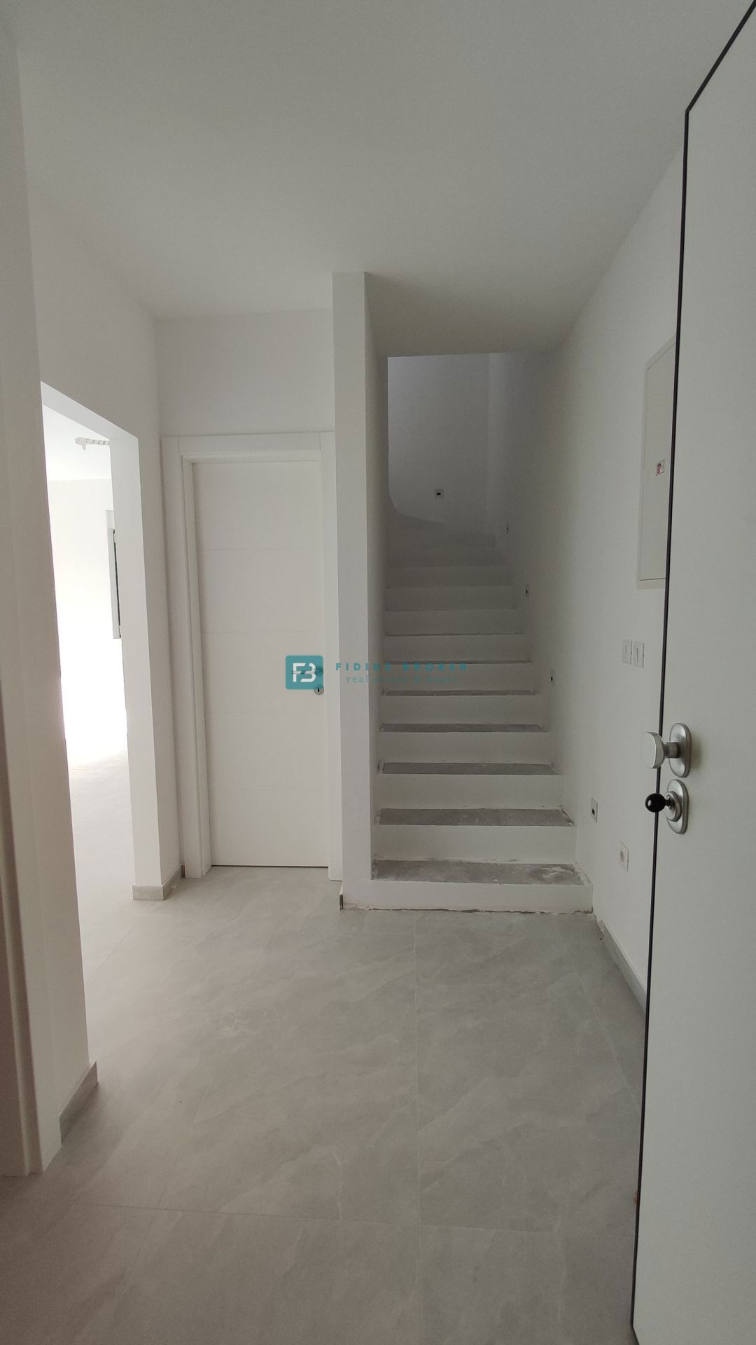 VODICE, novogradnja, dvoetažno stanovanje, vrt 98 m2