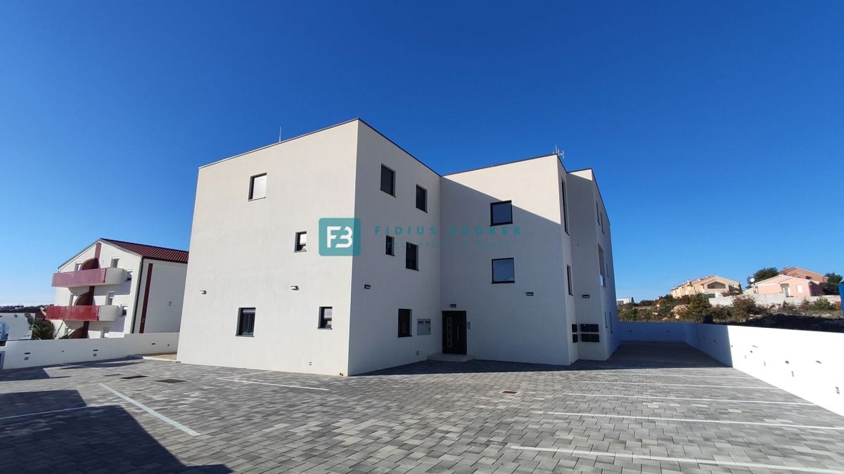 VODICE, novogradnja, dvoetažno stanovanje, vrt 98 m2