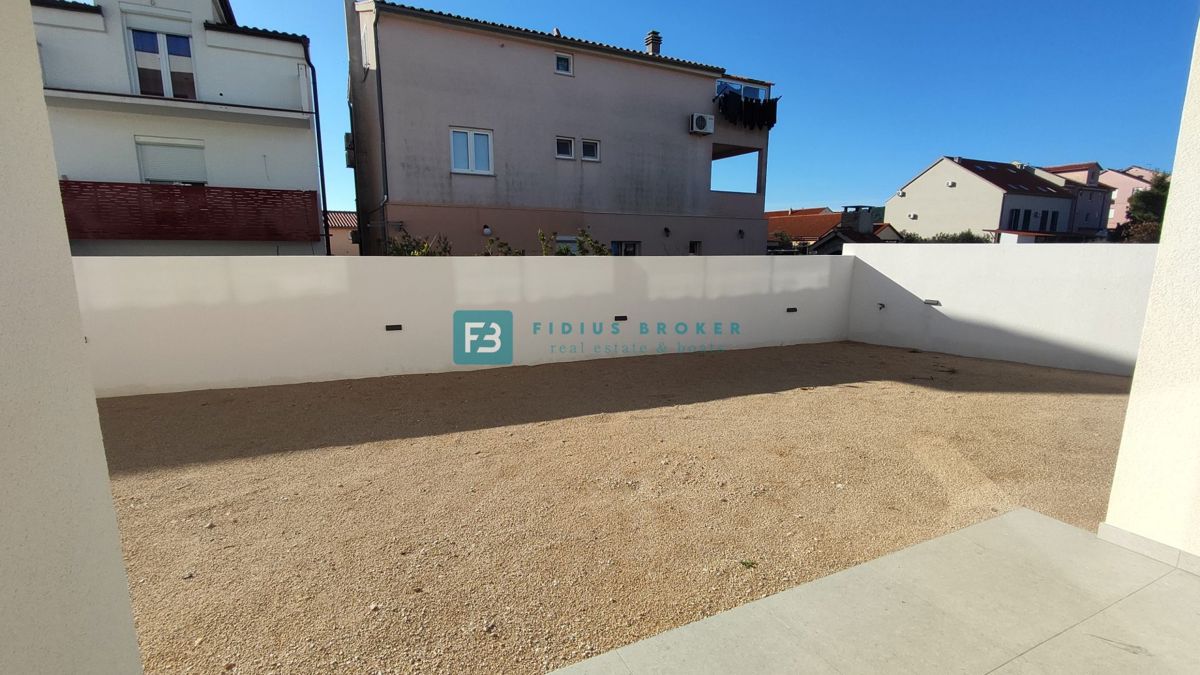 VODICE, novogradnja, dvoetažno stanovanje, vrt 98 m2