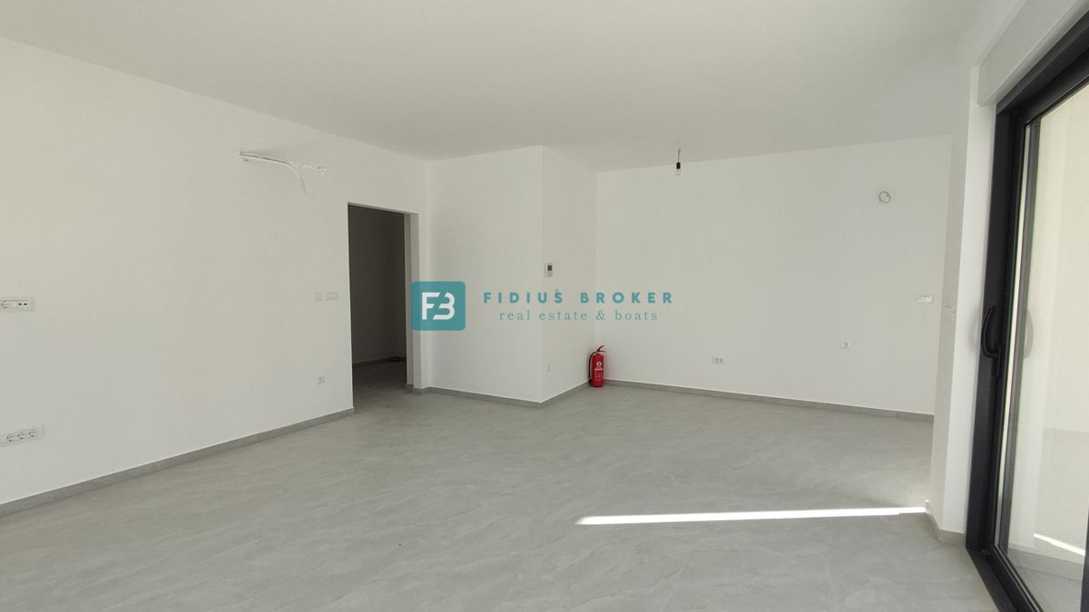 VODICE, novogradnja, dvoetažno stanovanje, vrt 98 m2