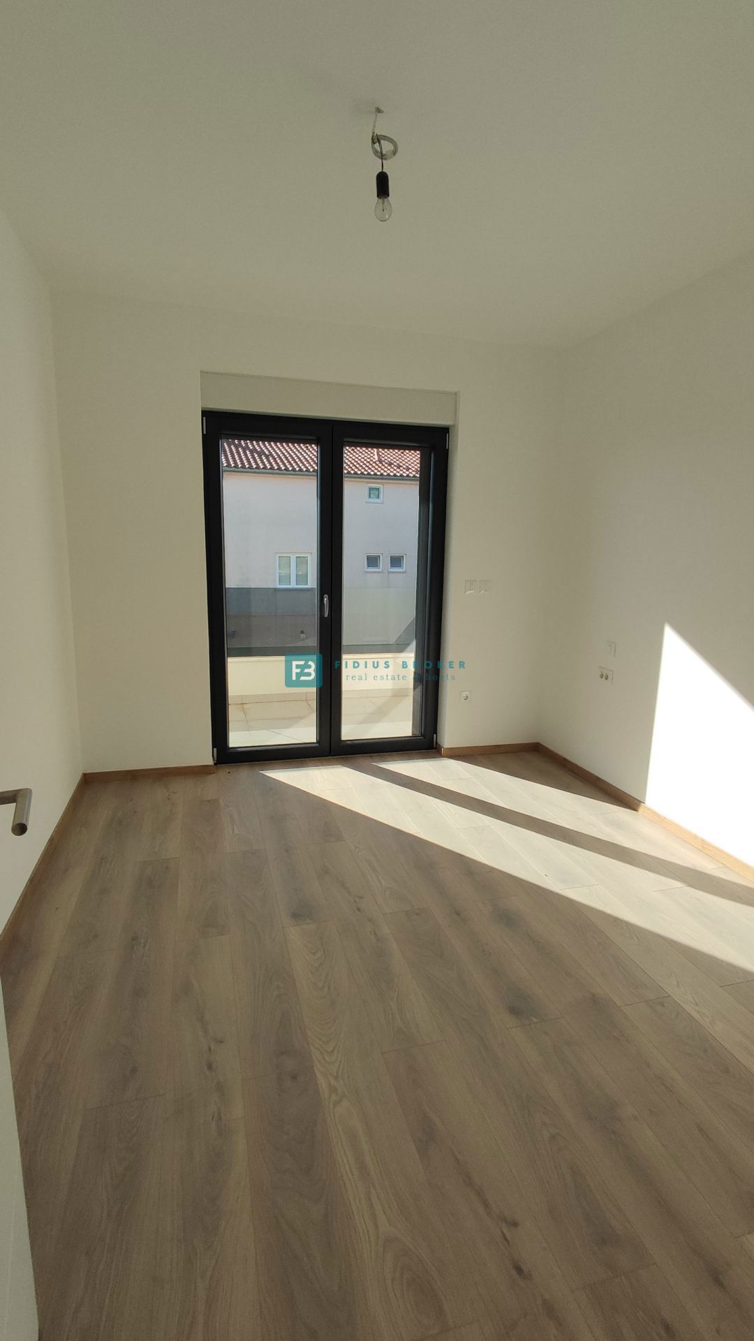 VODICE, novogradnja, dvoetažno stanovanje, vrt 98 m2