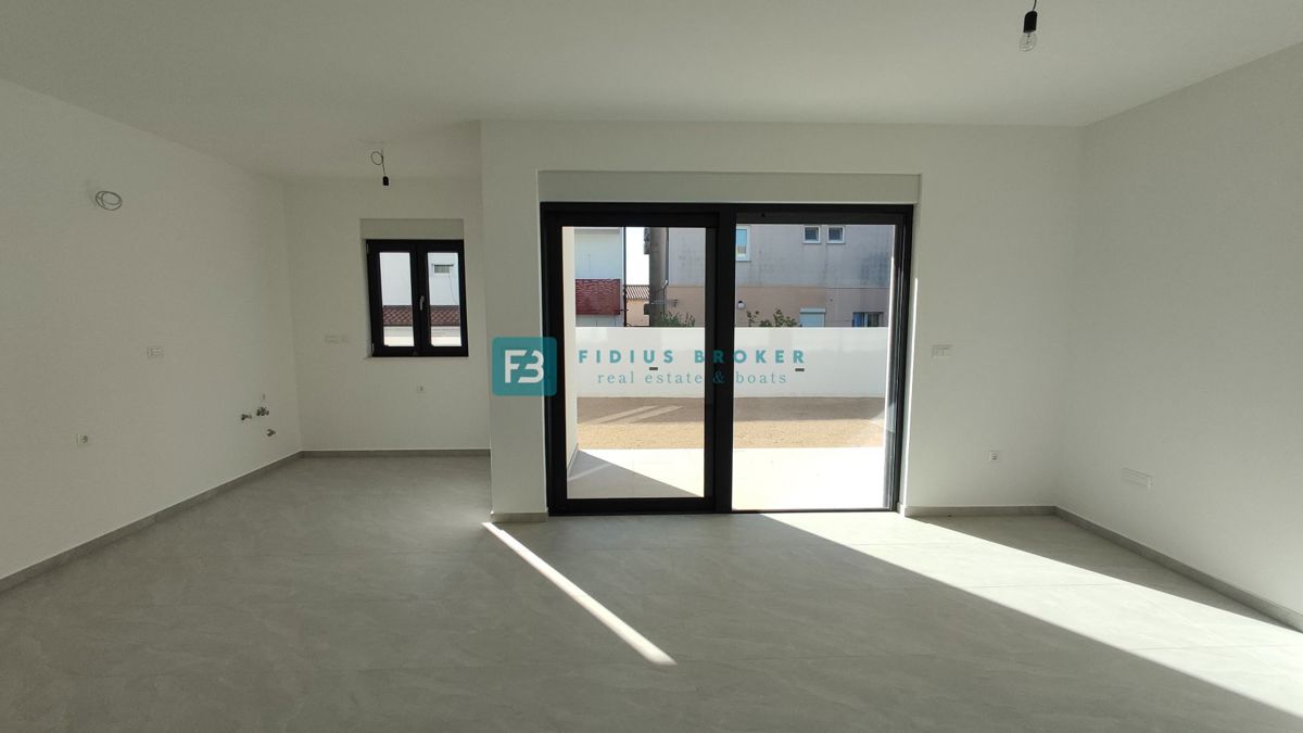 VODICE, novogradnja, dvoetažno stanovanje, vrt 98 m2