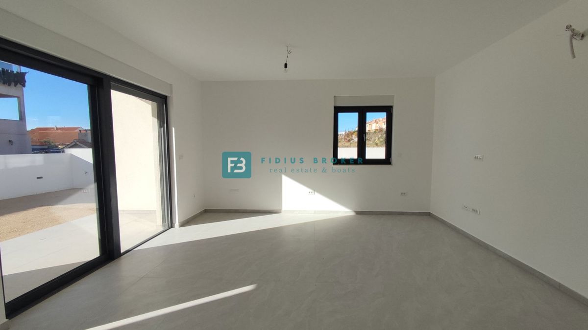 VODICE, novogradnja, dvoetažno stanovanje, vrt 98 m2