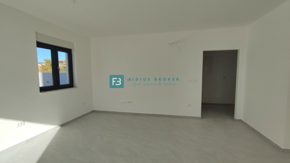 VODICE, novogradnja, dvoetažno stanovanje, vrt 98 m2