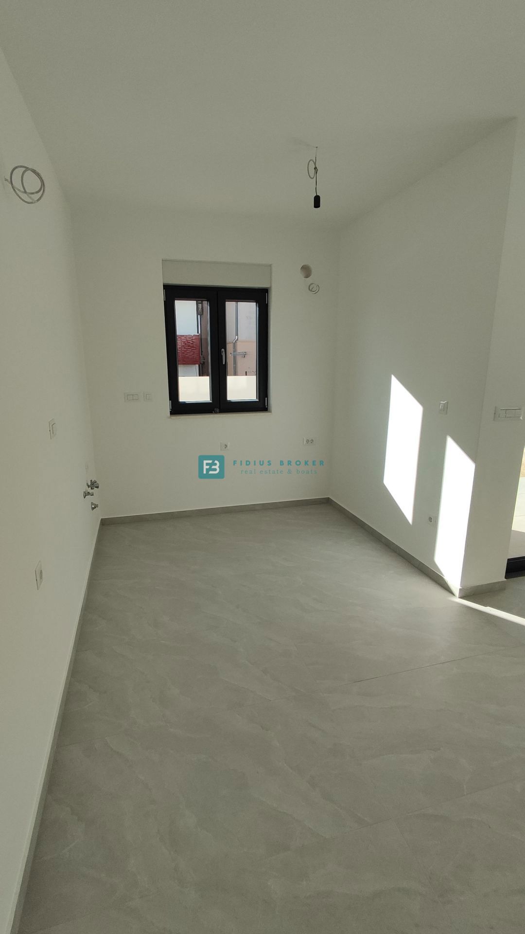 VODICE, novogradnja, dvoetažno stanovanje, vrt 98 m2