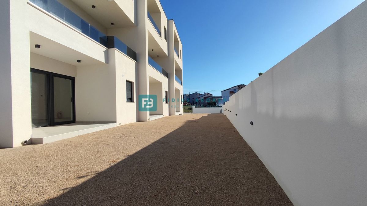 VODICE, novogradnja, dvoetažno stanovanje, vrt 98 m2