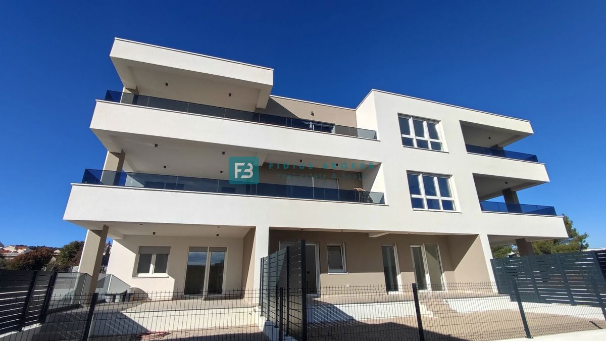 VODICE, novo, 2. nadstropje, dokončano, panoramski pogled na morje, 2 shrambi