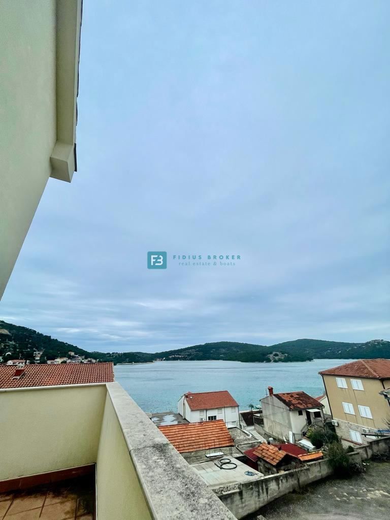 TISNO, samostojna hiša, 70 m od morja, pogled na morje