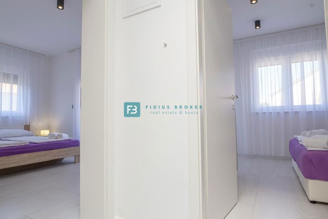 VODICE, novo, opremljeno dvoetažno stanovanje, 650 m do plaže, dvorišče