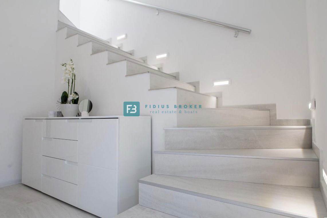 VODICE, novo, opremljeno dvoetažno stanovanje, 650 m do plaže, dvorišče