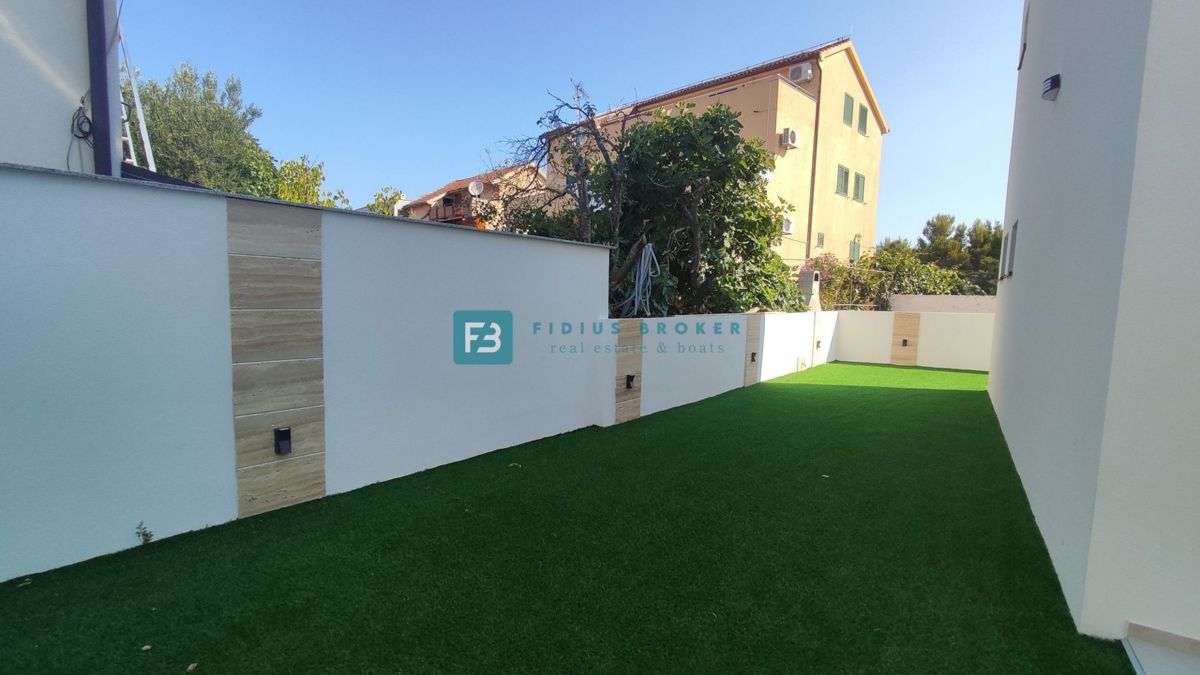 SRIMA, nova, dvojček, 300 m do plaže, pogled na morje, S1