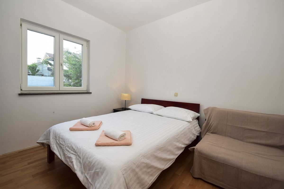 VODICE - Hiša z bazenom in vrtom, garaža, mirna lokacija