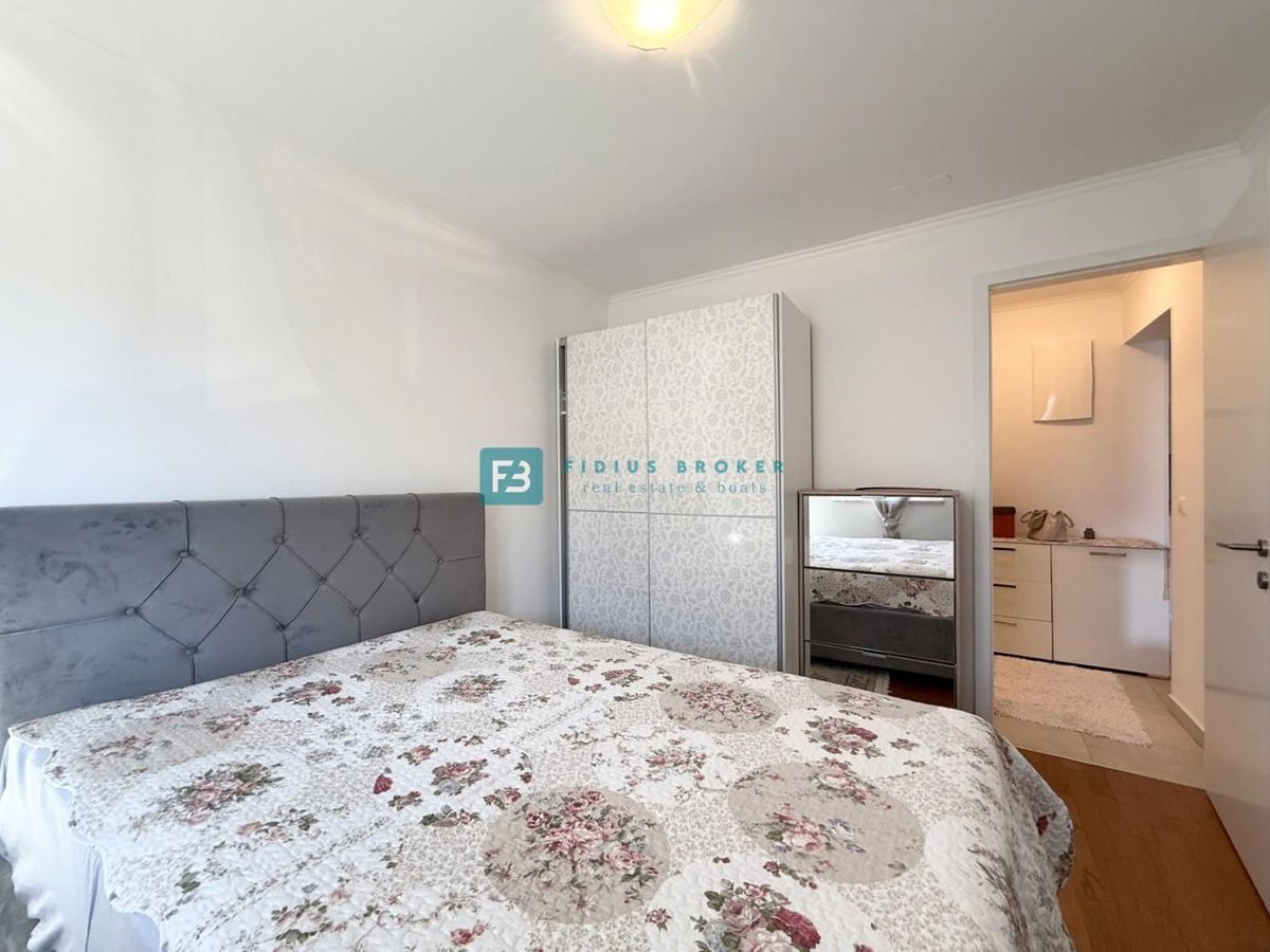 VODICE, vrhunska lokacija, širši center, 150 m do plaže, opremljeno stanovanje