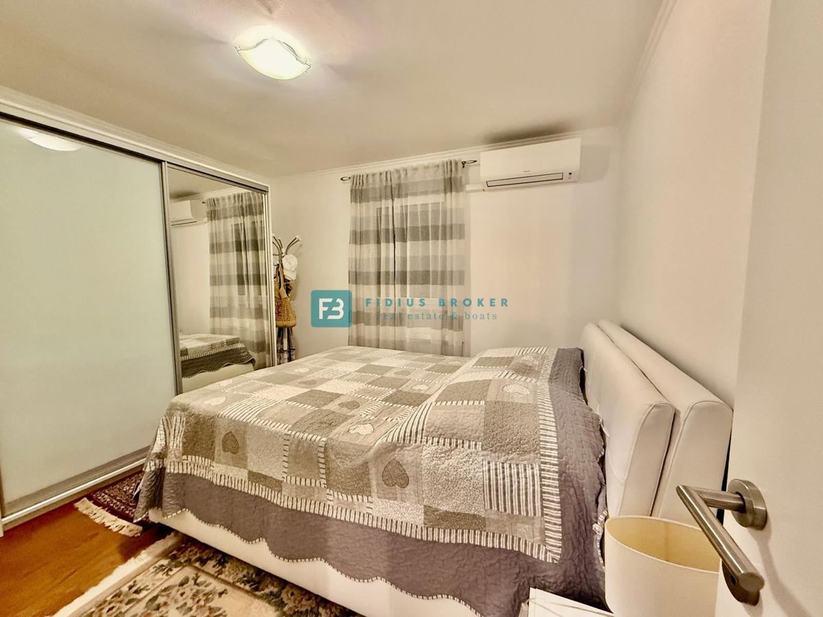 VODICE, vrhunska lokacija, širši center, 150 m do plaže, opremljeno stanovanje