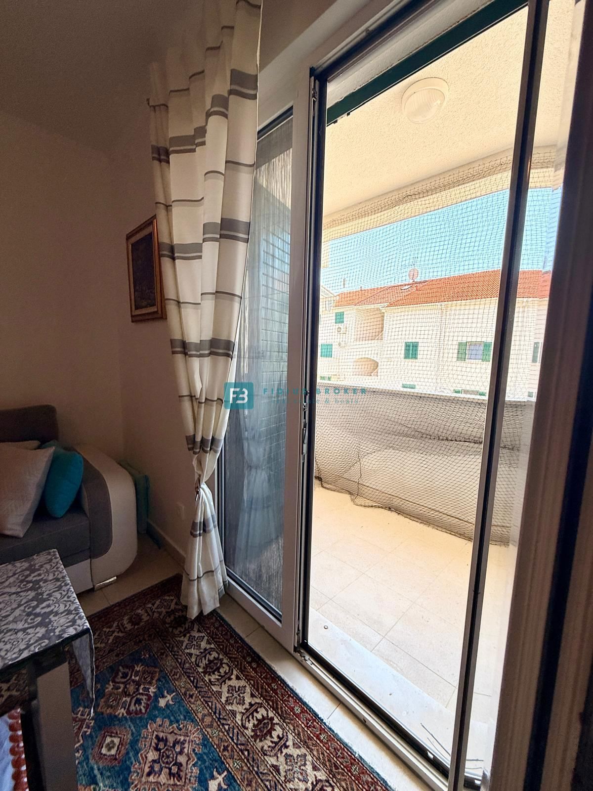 VODICE, vrhunska lokacija, širši center, 150 m do plaže, opremljeno stanovanje