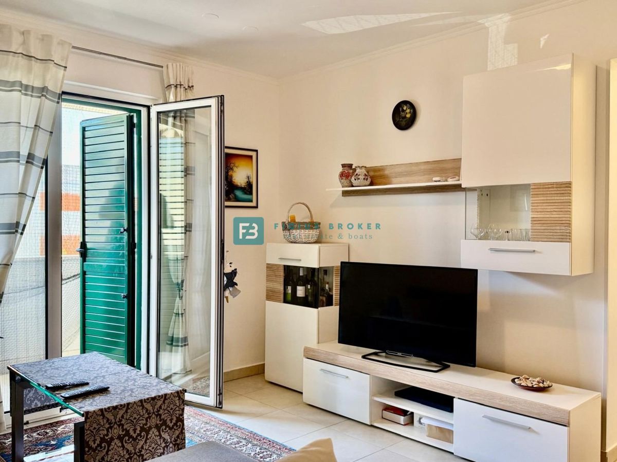 VODICE, vrhunska lokacija, širši center, 150 m do plaže, opremljeno stanovanje