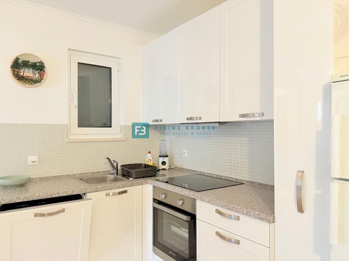 VODICE, vrhunska lokacija, širši center, 150 m do plaže, opremljeno stanovanje