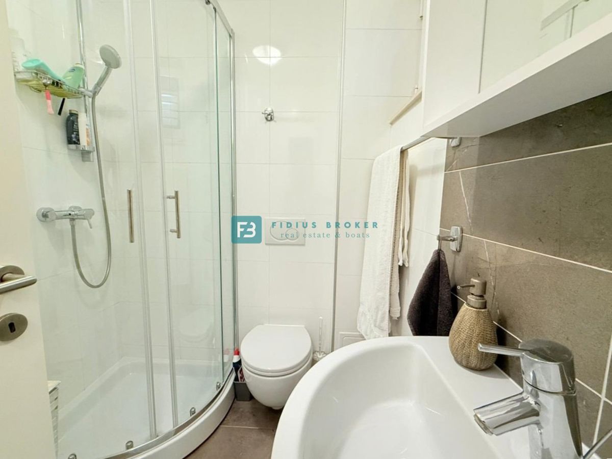 VODICE, vrhunska lokacija, širši center, 150 m do plaže, opremljeno stanovanje