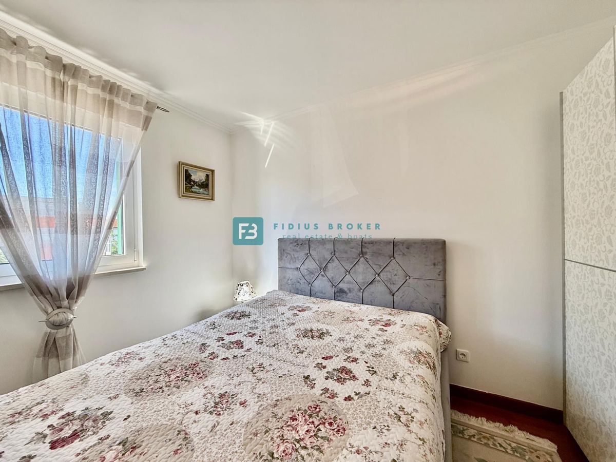 VODICE, vrhunska lokacija, širši center, 150 m do plaže, opremljeno stanovanje