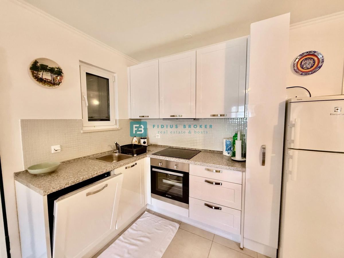 VODICE, vrhunska lokacija, širši center, 150 m do plaže, opremljeno stanovanje