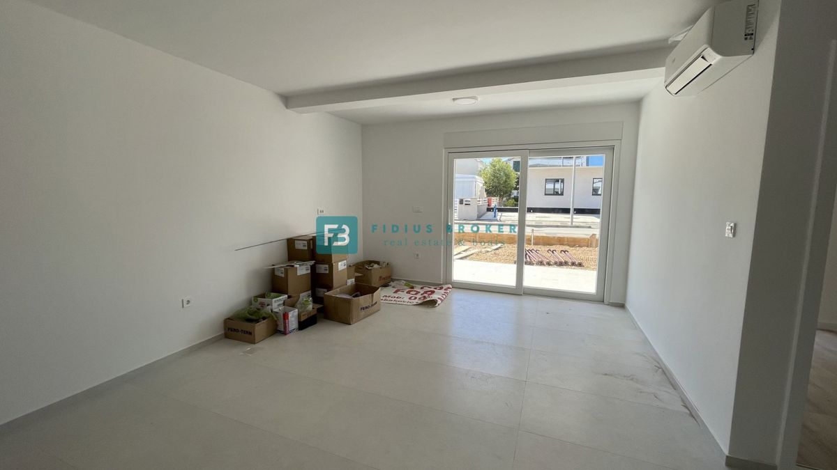 VODICE, novogradnja, pritličje, vrt 140 m2, 650 m do plaže