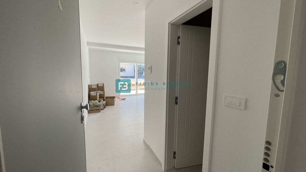 VODICE, novogradnja, pritličje, vrt 140 m2, 650 m do plaže