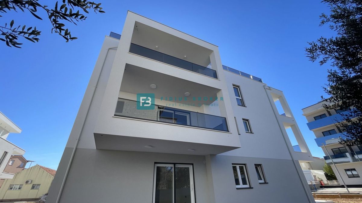 VODICE, novogradnja, pritličje, vrt 140 m2, 650 m do plaže