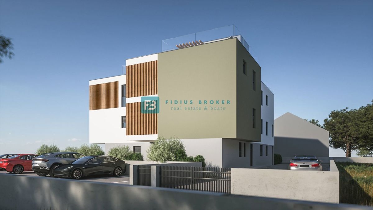 VODICE, novogradnja, pritličje, vrt 140 m2, 650 m do plaže