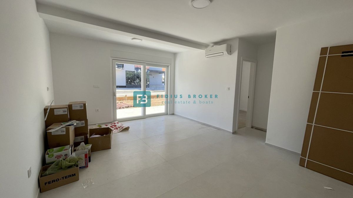 VODICE, novogradnja, pritličje, vrt 140 m2, 650 m do plaže