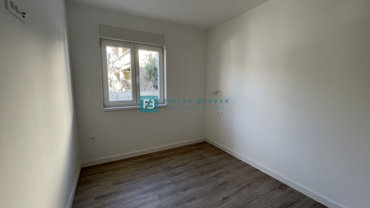 VODICE, novogradnja, pritličje, vrt 140 m2, 650 m do plaže