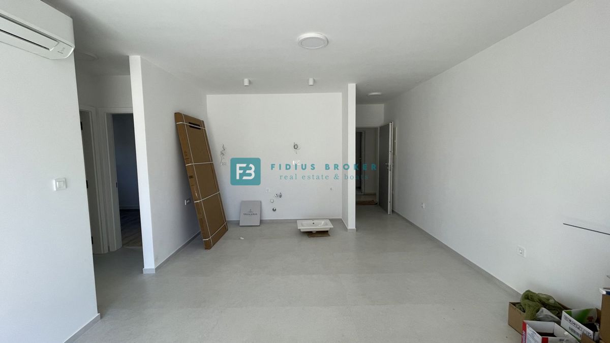 VODICE, novogradnja, pritličje, vrt 140 m2, 650 m do plaže