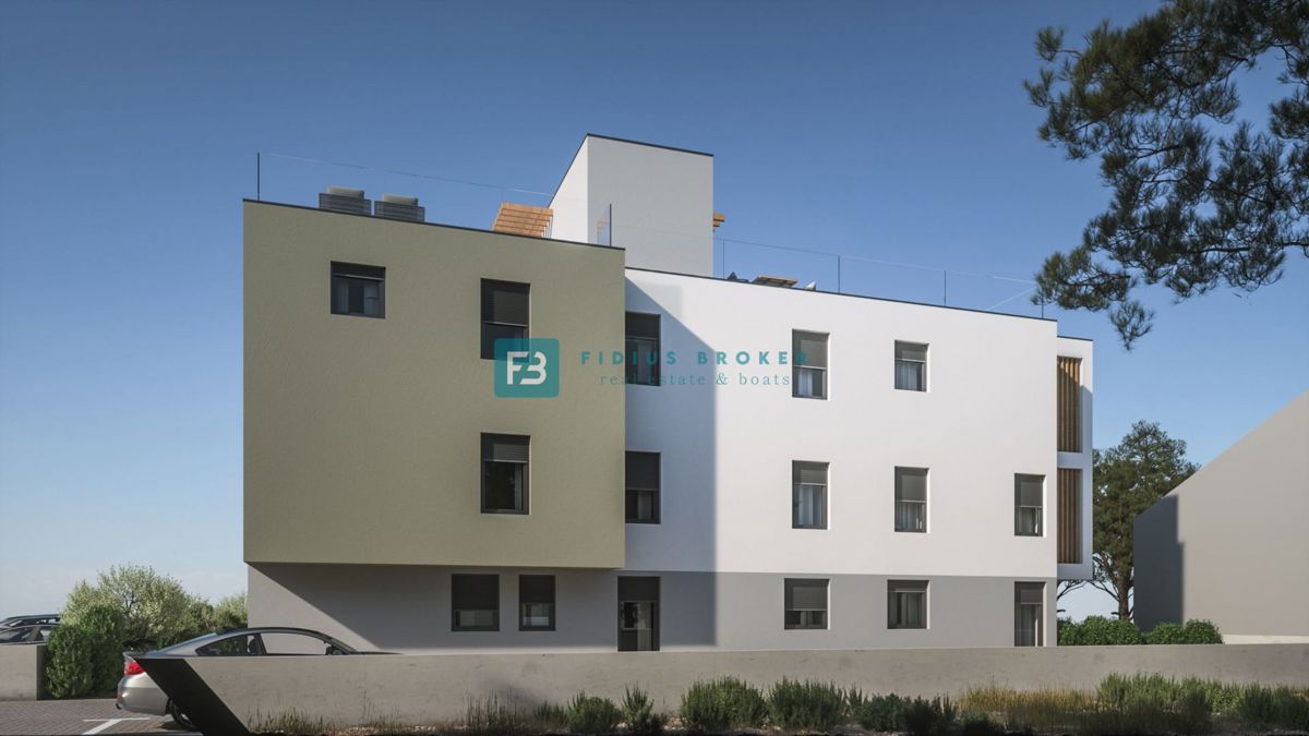 VODICE, novogradnja, pritličje, vrt 140 m2, 650 m do plaže