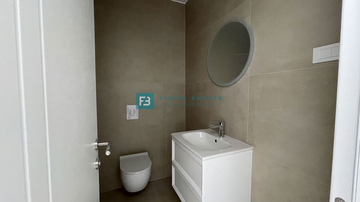 VODICE, novogradnja, pritličje, vrt 140 m2, 650 m do plaže