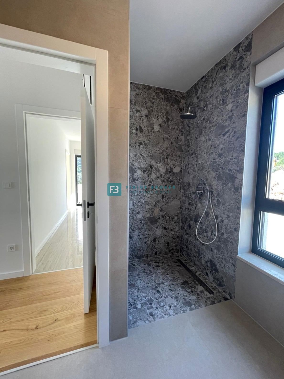 BETINA, nova, luksuzna vila, 150 m od morja, panoramski pogled, bazen, garaža