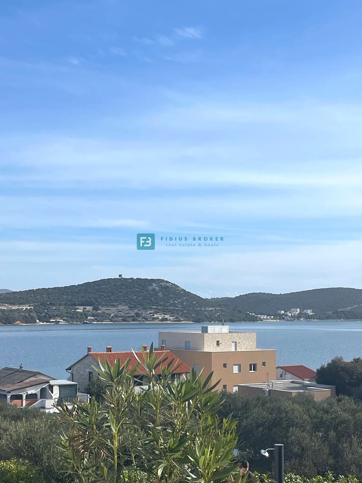 BETINA, nova, luksuzna vila, 150 m od morja, panoramski pogled, bazen, garaža