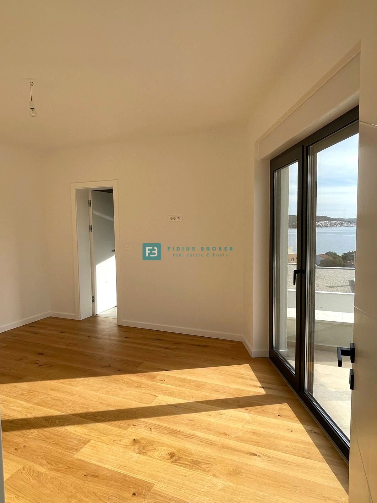 BETINA, nova, luksuzna vila, 150 m od morja, panoramski pogled, bazen, garaža