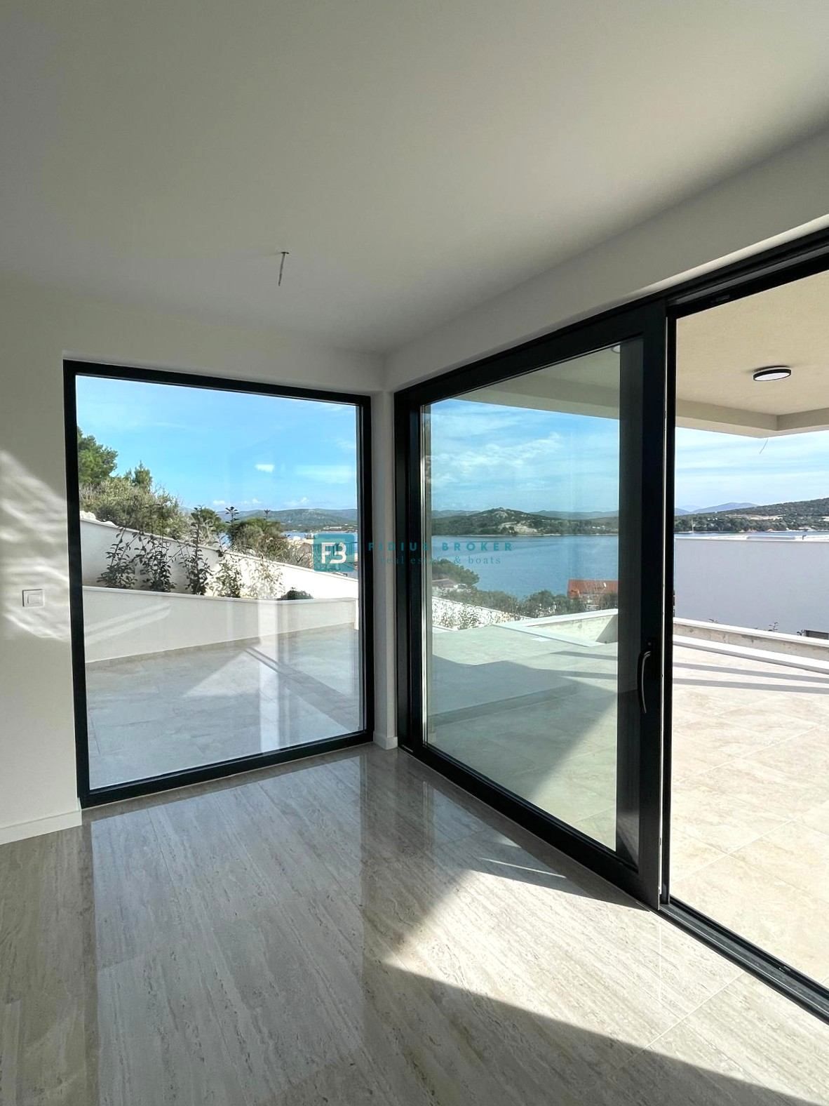 BETINA, nova, luksuzna vila, 150 m od morja, panoramski pogled, bazen, garaža