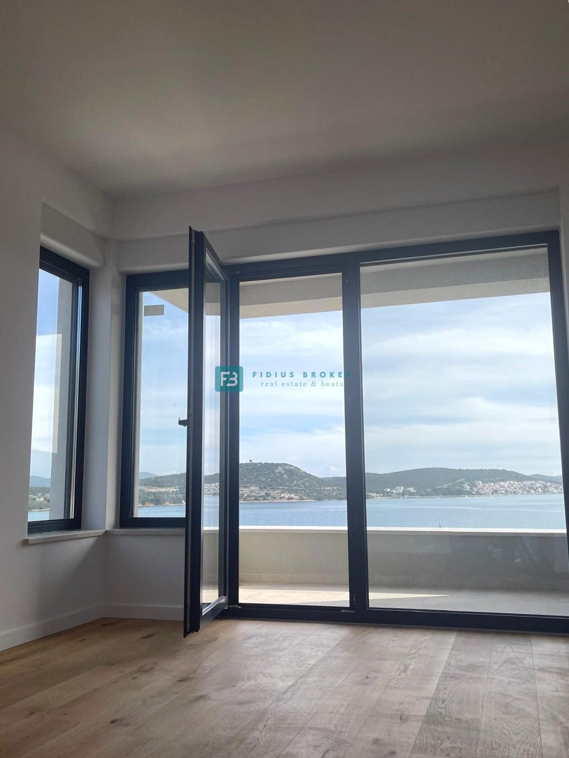 BETINA, nova, luksuzna vila, 150 m od morja, panoramski pogled, bazen, garaža