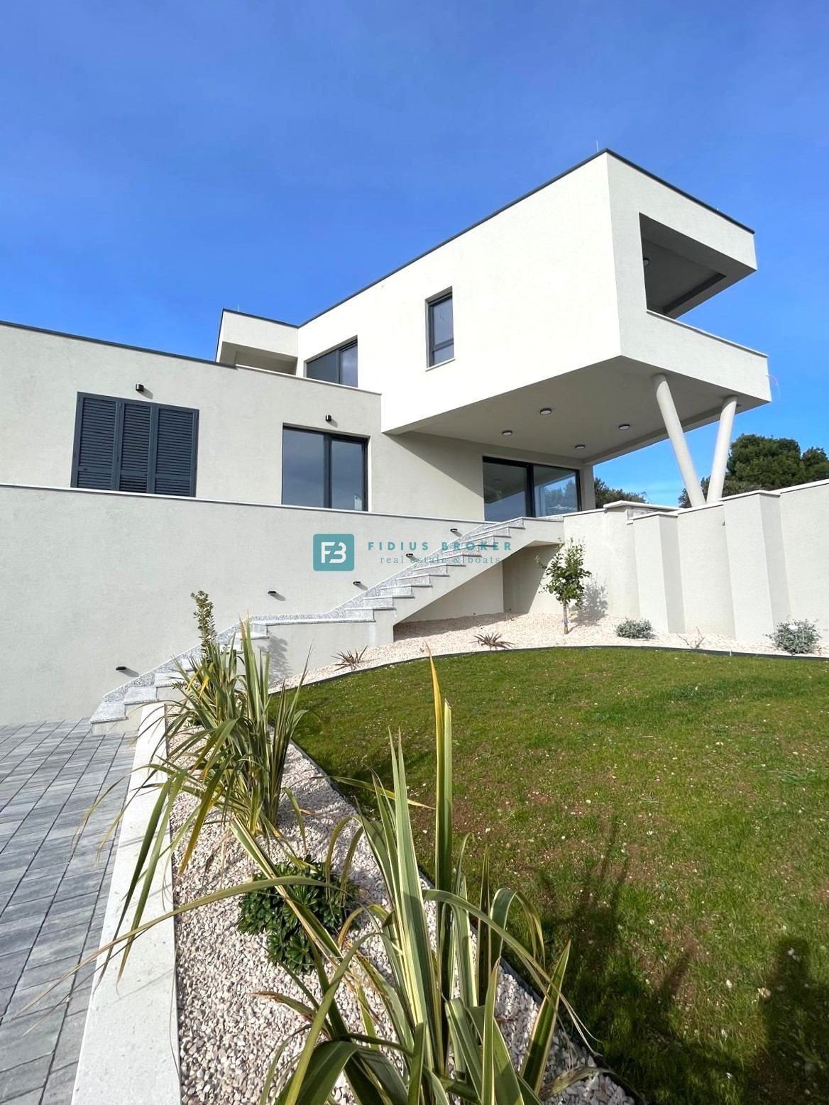 BETINA, nova, luksuzna vila, 150 m od morja, panoramski pogled, bazen, garaža